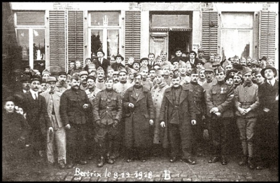 site-8-déc-1918-retrouvailles-devant-la-maison-Gochet.jpg