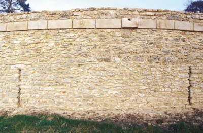 ancien-chateau-de-saint-hubert-mur-de-soutenement-de-la-terrasse-le-perray-en-yvelines.jpg